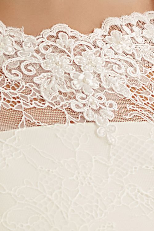 Bruidshesje van frans kant en schulpranden, detail