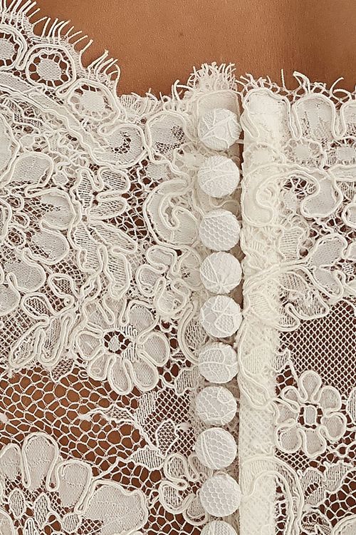 Kanten bruidshesje met boothals, detail