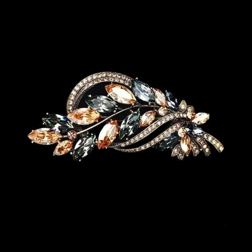 Vintage style broche versierd met kristallen