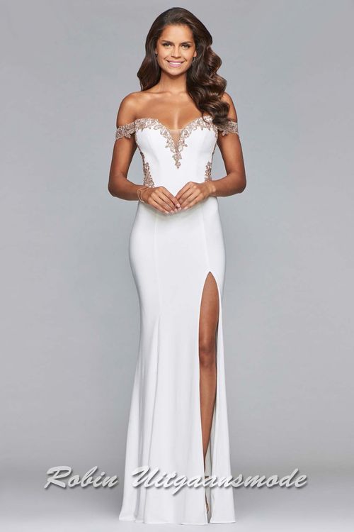 Prachtige met kant geborduurde witte jurk met hoge split en een off-shoulder lijfje.