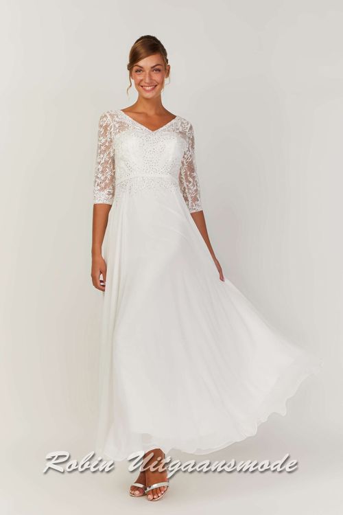Trouwjurk met hoge V-halslijn, een kanten lijfje en driekwart mouwen versierd met kraaltjes