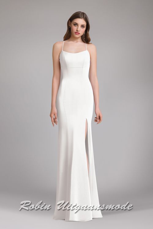 Eenvoudige trouwjurk met split, een open rug met vetersluiting, lage halslijn, in een nauwsluitend model