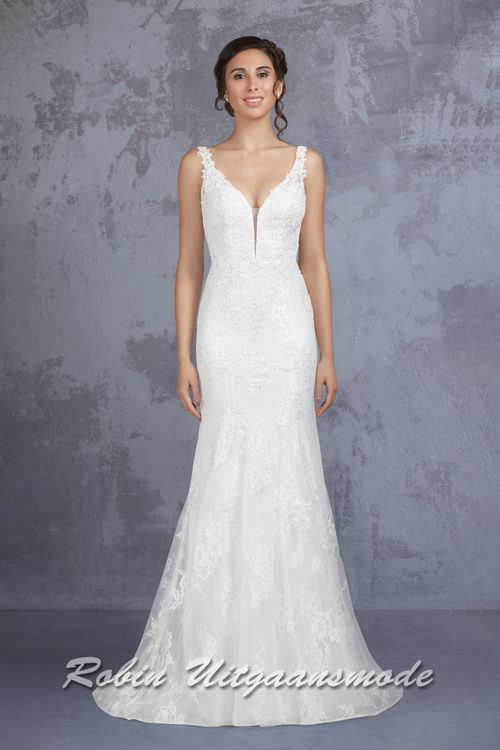 Kanten trouwjurk in een strak model, met V-hals, open rug en een kleine sleep