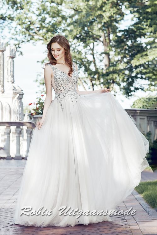 Trouwjurk met kralen versierd lijfje, V-halslijn, rugdecolleté en wijde tule rok