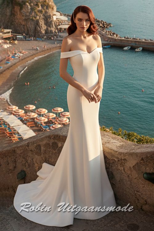 Zijaanzicht van de Off-shoulder trouwjurk met zeemeerminrok en kleine sleep