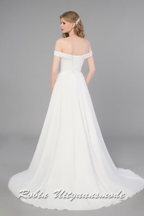 Achterpand van de Trouwjurk met glitter off-shoulder halslijn, aansluitend lijfje met vetersluiting en A-lijn rok met split
