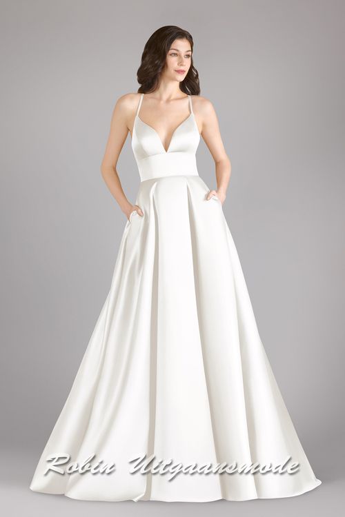 Satijnen trouwjurk met diepe V-halslijn, brede tailleband en smalle bandjes die doorlopen over de open rug