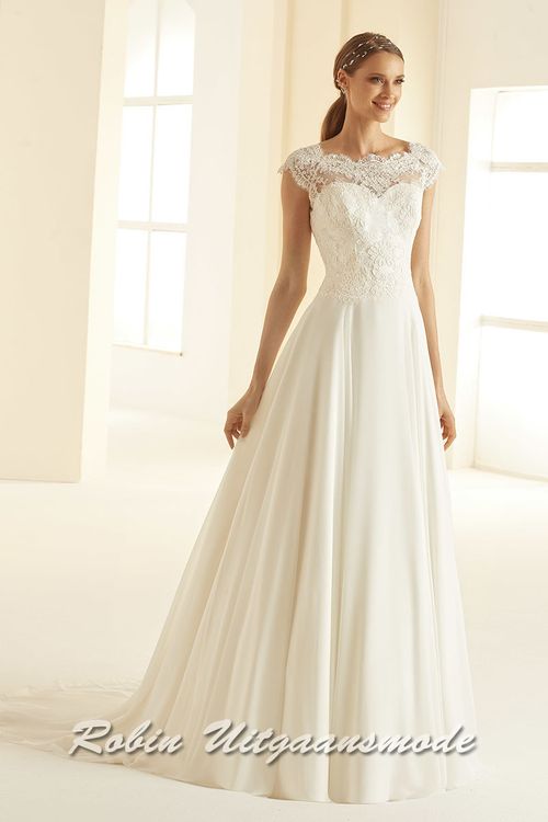 Ivoorwitte trouwjurk met A-lijn rok, een prachtig afgewerkt lijfje met kant, boothals en kleine kapmouwtjes.