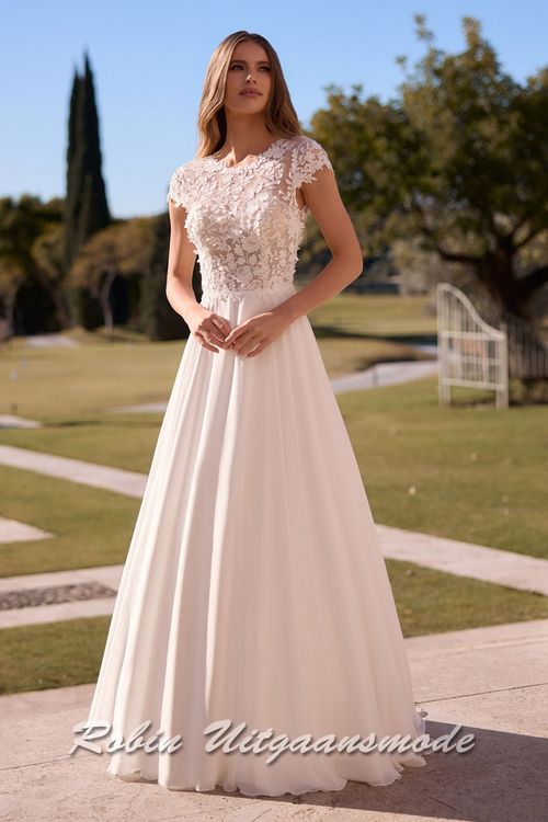 Romantische A-lijn bruidsjurk met kanten lijfje met boothals, kapmouwtjes en chiffon rok met ronde sleep