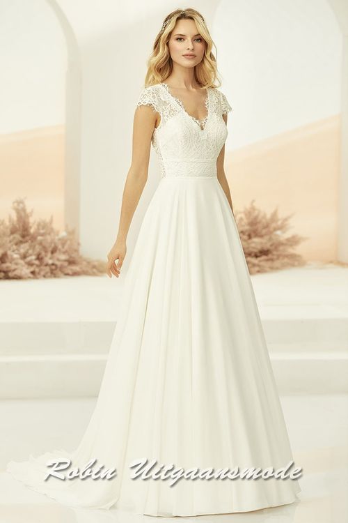 Charmante trouwjurk in een A-lijn model met chiffon lange rok, een V-hals kanten lijfje en open rug.