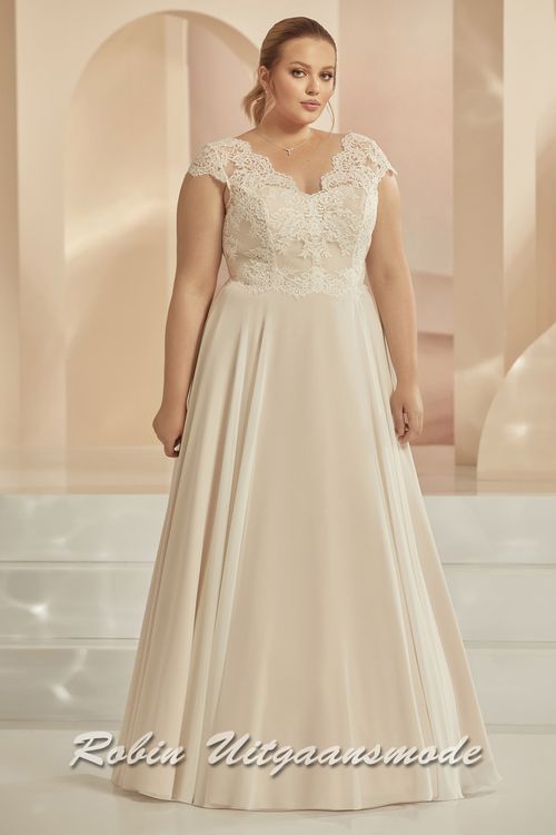 Plus size trouwjurk met A-lijn rok, een V-hals lijfje, kapmouwtjes van kant, rugdecolleté en een kleine sleep