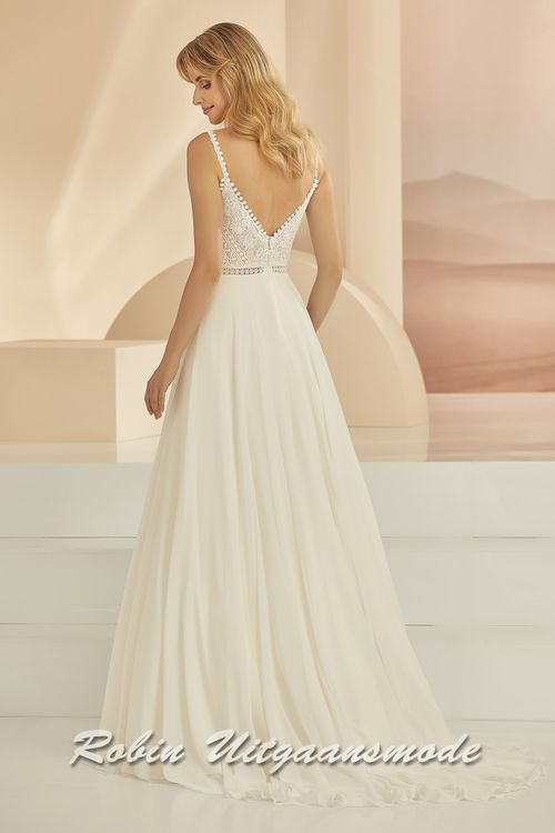 Achterkant van de A-lijn trouwjurk met kanten lijfje, rugdecolleté, smalle bandjes en chiffon rok