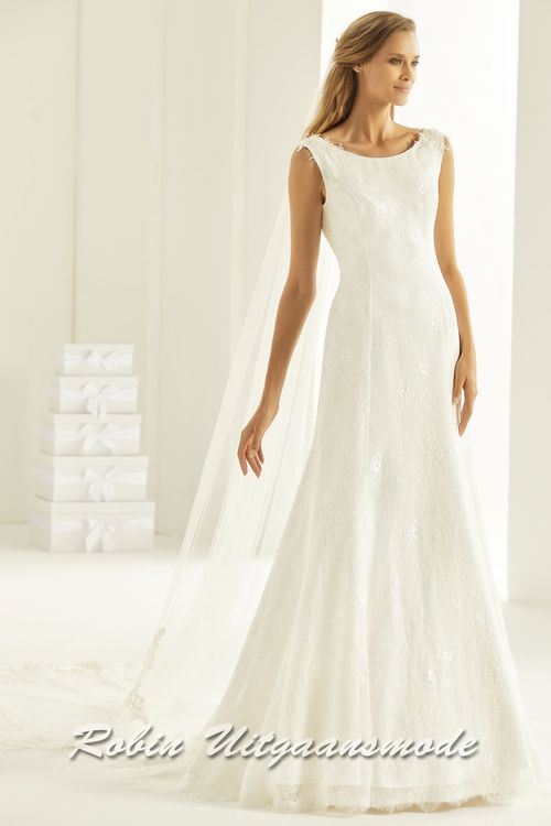 Boothals trouwjurk in eenvoudig model met kanten toplaag, een regdecolleté en rok met kleine sleep