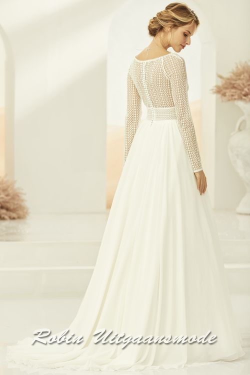 Achterkant van de Lange mouwen trouwjurk met boho-kant en chiffon rok met sleep