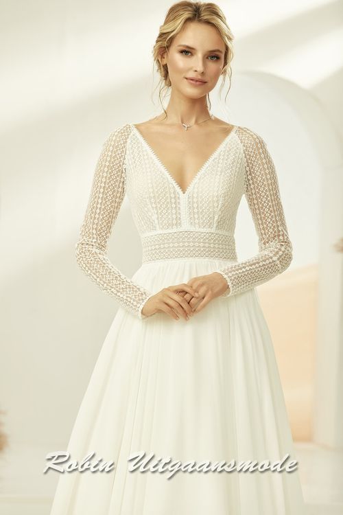 Close up van de Lange mouwen trouwjurk met boho-kant en chiffon rok met sleep