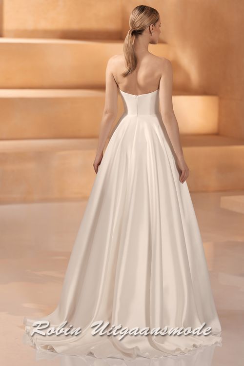 Open rug van de Strapless trouwjurk met heartshape top en A-lijn rok