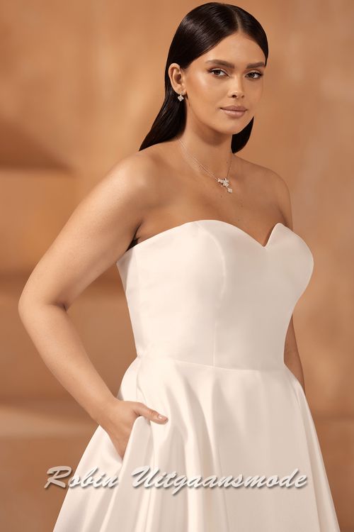 Close-up van de Strapless trouwjurk met heartshape top, in een plus size maat