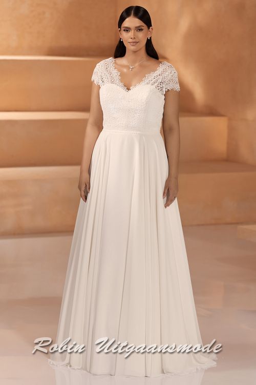 Plus size trouwjurk met kanten V-hals, bedekte schouders met kleine mouwtjes en een chiffon rok met sleep