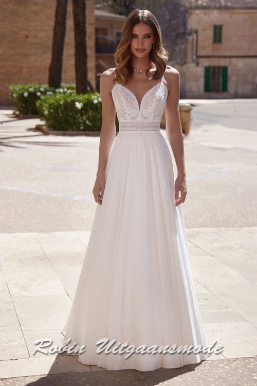 Trouwjurk in boho-stijl, met heartshape kanten top, een brede tailleband en meerlaagse chiffon rok