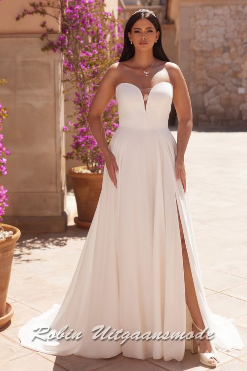 Heartshape strapless trouwjurk met split, een kleine sleep en een geaccentueerde taille, in de grote maten