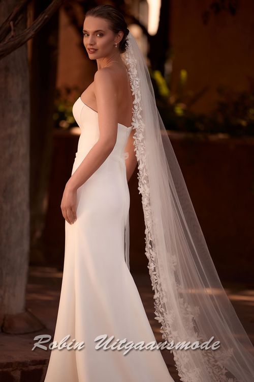 Close-up van de Strapless trouwjurk met hartvormige buste en A-lijn rok, gedragen met sluier