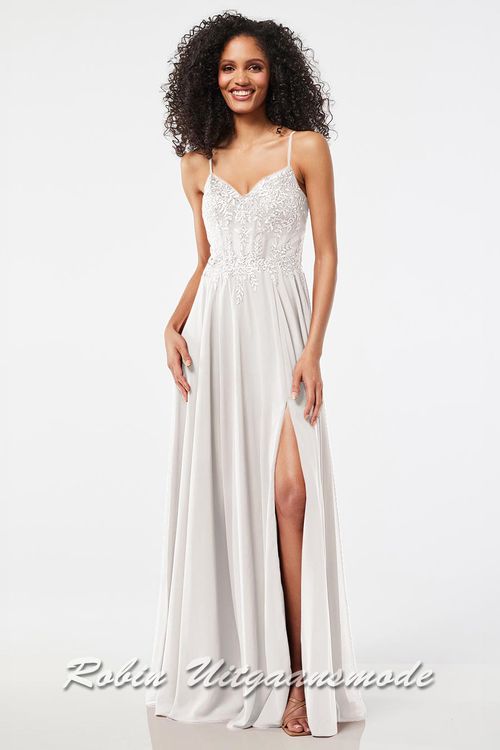 Trouwjurk met versierd lijfje met applicaties van kralen en steentjes, smalle bandjes en chiffon rok met hoge split