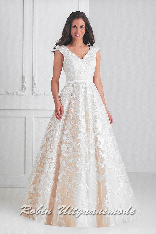 Fleurige A-lijn bruidsjurk met geborduurde kanten toplaag en een V-hals lijfje met brede schouderbanden.