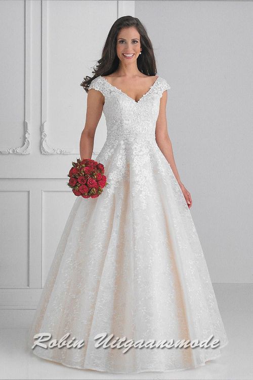 Wijd uitlopende trouwjurk volledig bedekt met kant in een bloemenpatroon, een V-hals en kapmouwtjes.