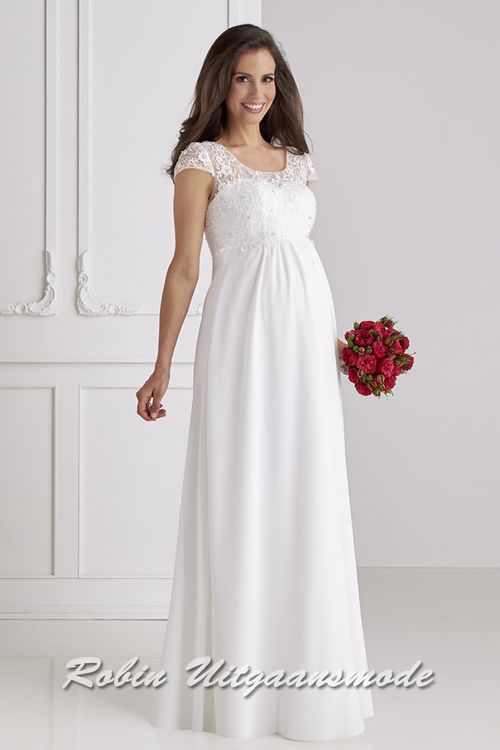 Zwangerschaps trouwjurk met kanten lijfje, ronde halslijn, kleine mouwtjes en een chiffon rok.