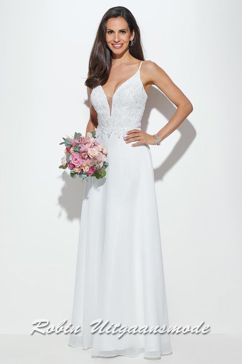 Eenvoudige trouwjurk met kanten lijfje, V-hals, smalle bandjes en een chiffon rok tot op de grond