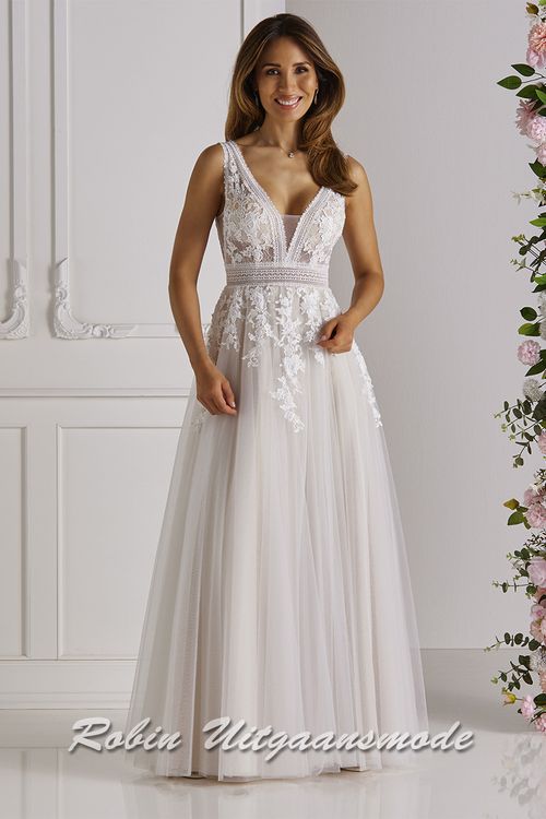Bohemian style trouwjurk met V-hals, een brede kanten tailleband, rugdecolleté en lange rok met tule toplaag