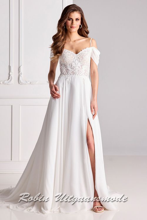 Trouwjurk met afhangende mouwen, een kanten lijfje, een chiffon rok met split en sleep