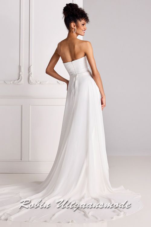Achterkant van de Strapless bruidsjurk met heartshape halslijn en rok met split