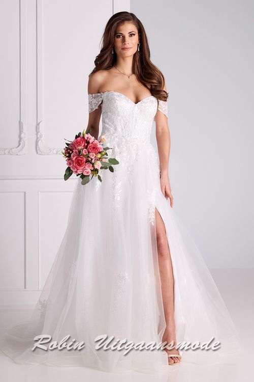 Off-shoulder trouwjurk met een kanten lijfje, heartshape bustelijn, een A-lijn tule rok met hoge split en kleine sleep