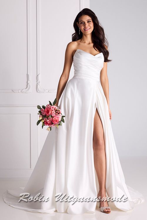 Strapless bruidsjurk met schuin geplooid lijfje, een A-lijn rok met split op het linkerbeen en sleep achter