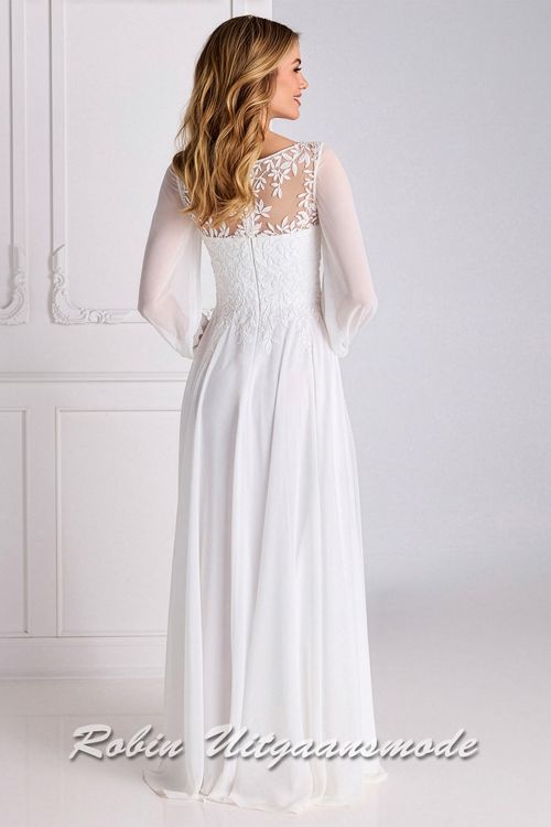 Rugpand van de Ivoorkleurige trouwjurk met lange chiffon mouwen, een kanten lijfje met bescheiden V-hals, bedekte schouders en geplooide chiffon rok