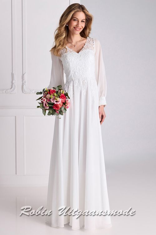 Ivoorkleurige trouwjurk met lange chiffon mouwen, een kanten lijfje met bescheiden V-hals, bedekte schouders en geplooide chiffon rok