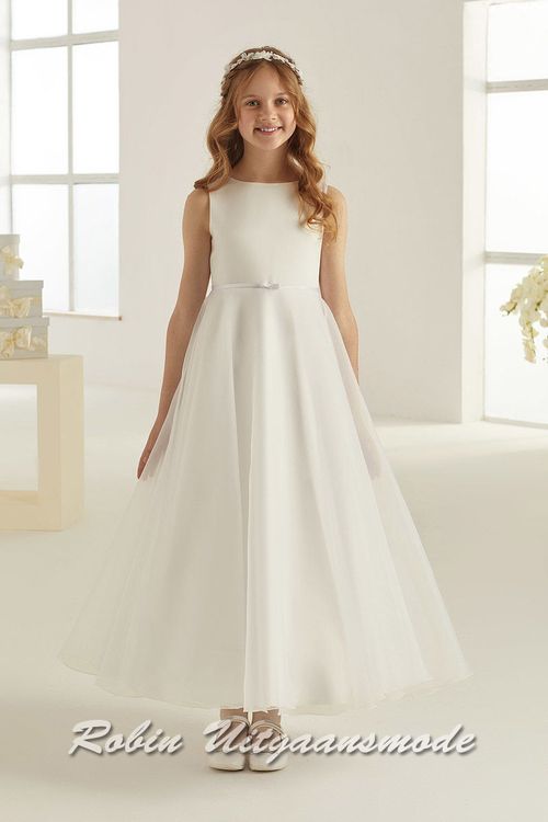 Bruidsmeisjes jurk van satijn met een hooggesloten boothals, een smalle ceintuur en enkelhoge rok met organza.