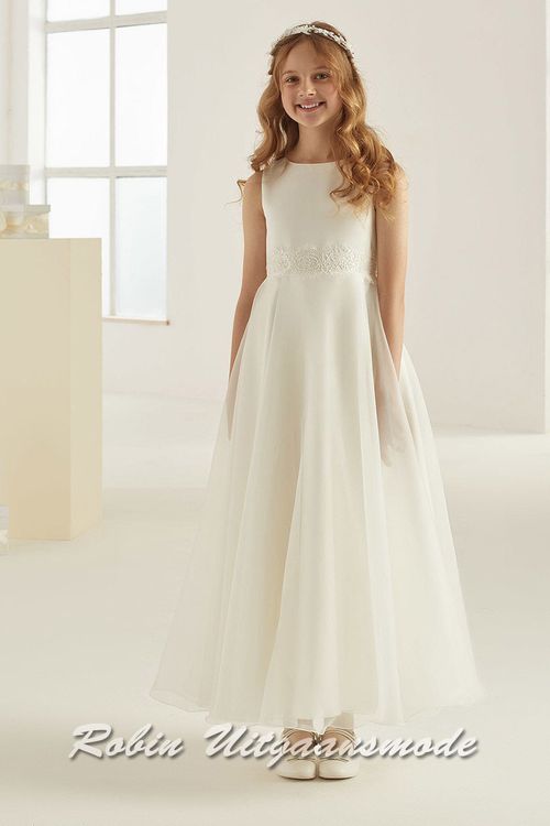 Chiffon bruidsmeisjes jurk met een recht lijfje, hoge halslijn en is in de taille versierd met kanten applicaties.