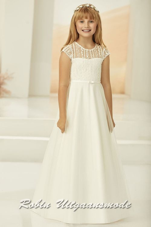 Lange bruidsmeisjesjurk met hooggesloten lijfje, kapmouwtjes van kanten broderie en satijnen rok.