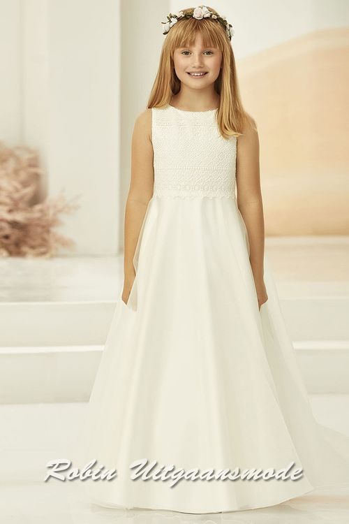 Bloemenmeisjesjurk met lange rok met organza toplaag en een kanten lijfje met boothals.