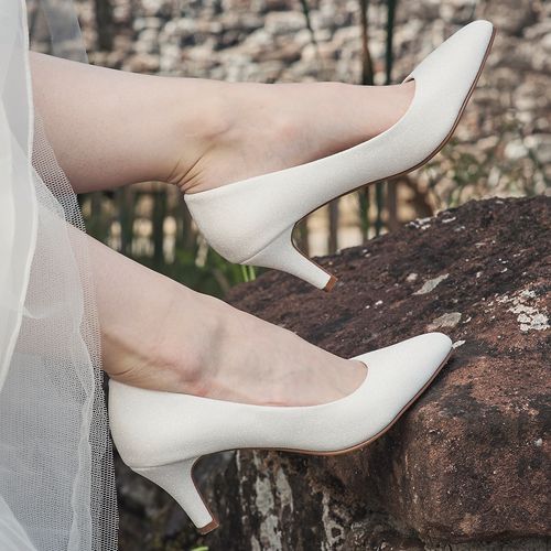 Off-white metallic glitterschoen met lage hak, gedragen door een model