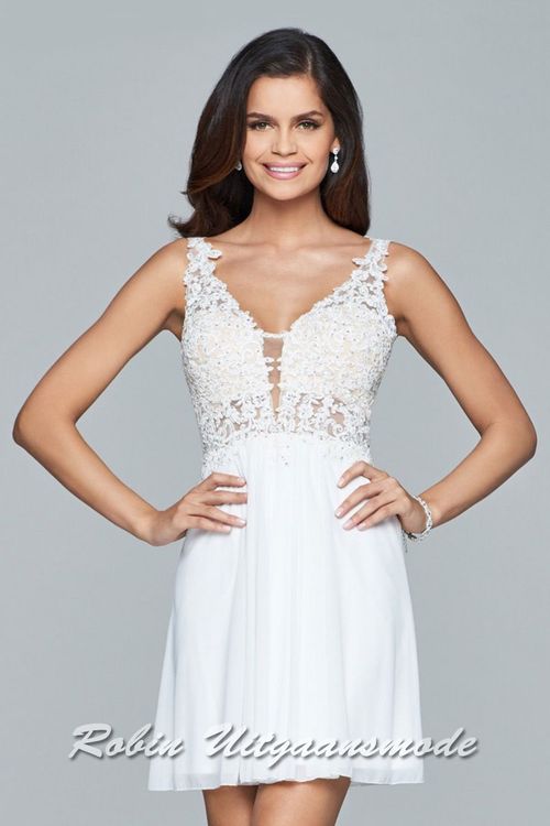 Romantisch wit cocktailjurkje met kanten applicaties over het bovenlijfje en schouderbanden, met een chiffon rok.