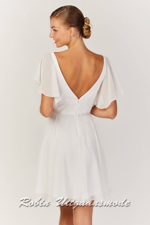 Achterkant van de witte Chiffon cocktailjurkje met geplooide mouwtjes en rok tot boven de knie