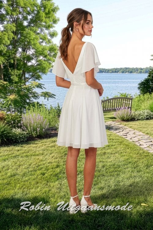 Achterkant van de witte Chiffon cocktailjurkje met geplooide mouwtjes en rok tot boven de knie