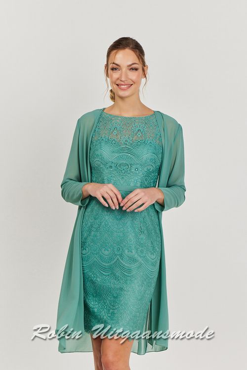 Recht kanten avondjurkje tot de knie, een hoge ronde hals, blote schouders en bijpassend chiffon jasje.