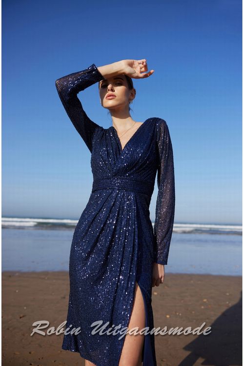 Close-up van de navy blauwe Glitter cocktailjurk met lange mouwen en V-hals