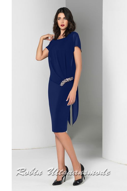 Korte royalblauwe avondjurk tot boven de knie, het lijfje met boothals en korte mouwtjes heeft een extra chiffon laag over het lijfje.