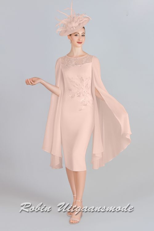 Blush roze Korte avondjurk met transparante cape mouwen, boothals en rok tot over de knie