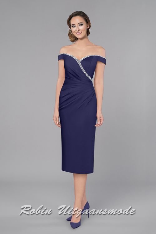 Blauwe Korte avondjurk met glitter versierde off-shoulder halslijn